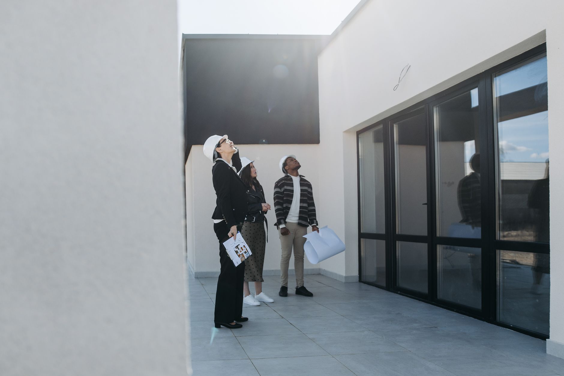Bausachverständiger und Käufer bei der Begehung eines Hauses vor dem Kauf